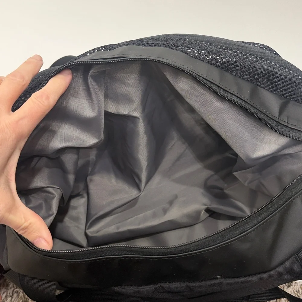 The North Face Apex Duffel Bag. Nylon with shoulder strap.Black.NWT.Logo